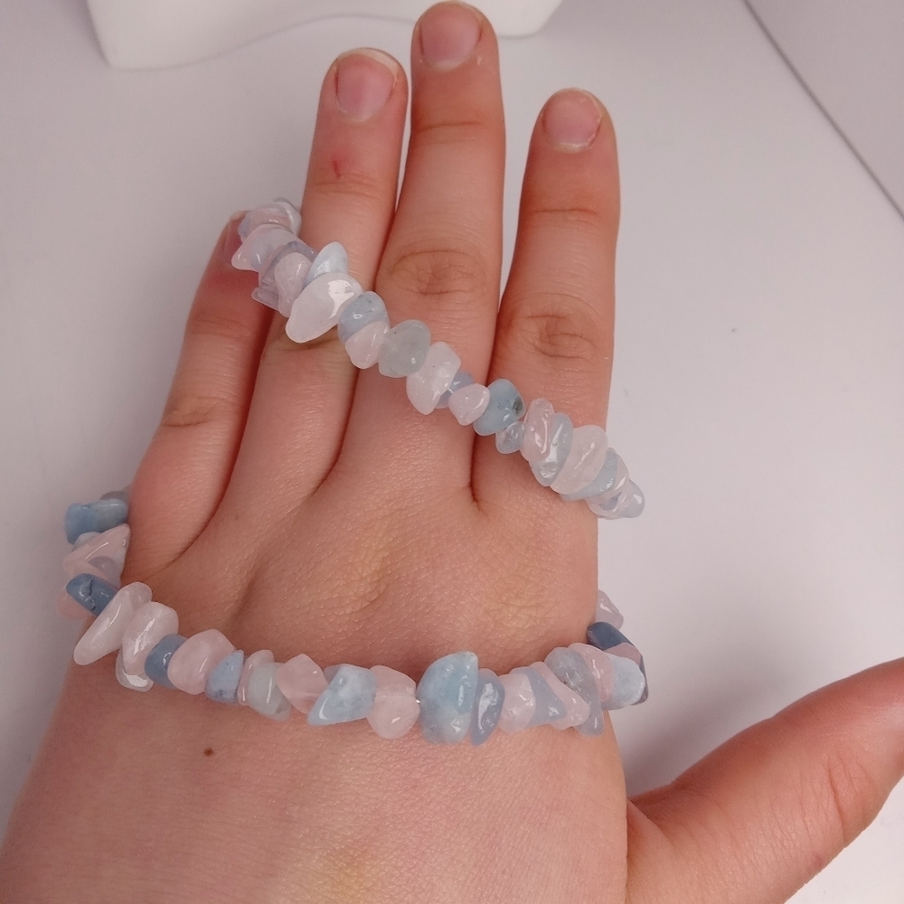 Rose quartz and aquamarine stone chip memory wire bracelet - Picture 4 of 5